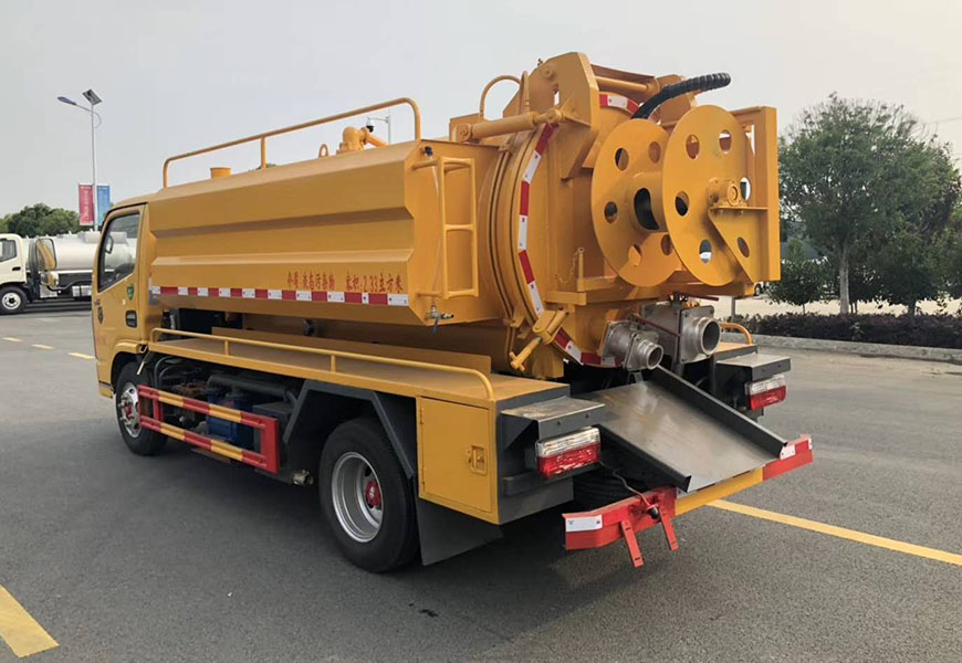 東風小多利卡6方清洗吸污車后方圖