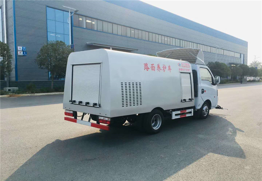 東風(fēng)多利卡路面養(yǎng)護車