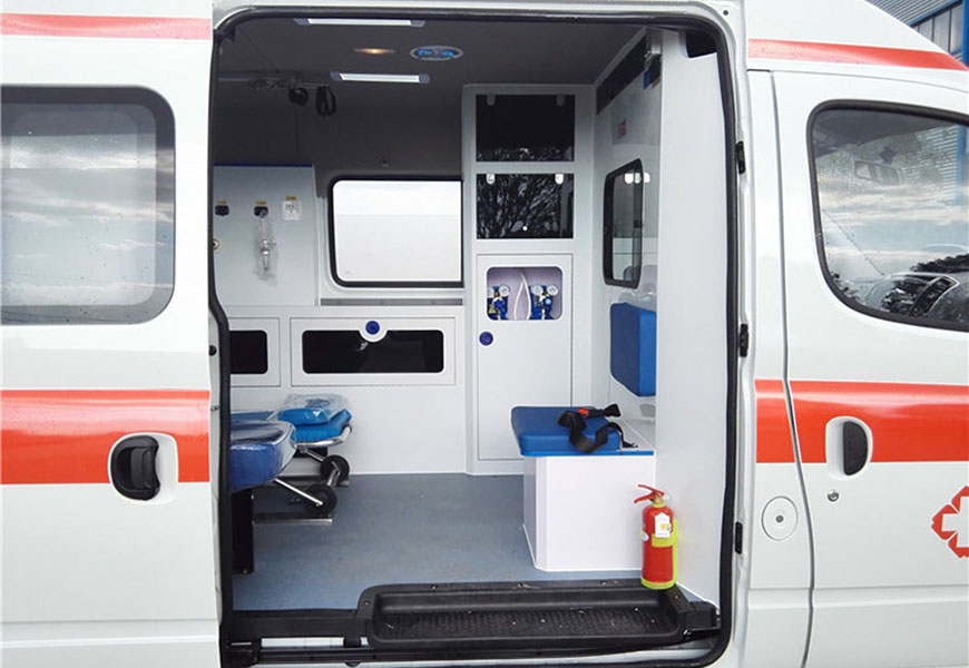 國六大通V80長軸中頂轉(zhuǎn)運型救護車