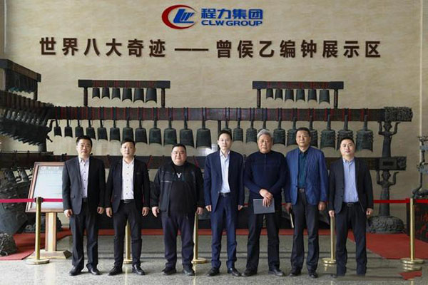 在程力汽車集團總部迎賓大廳，雙方代表觀摩世界八大奇跡編鐘后合影紀念