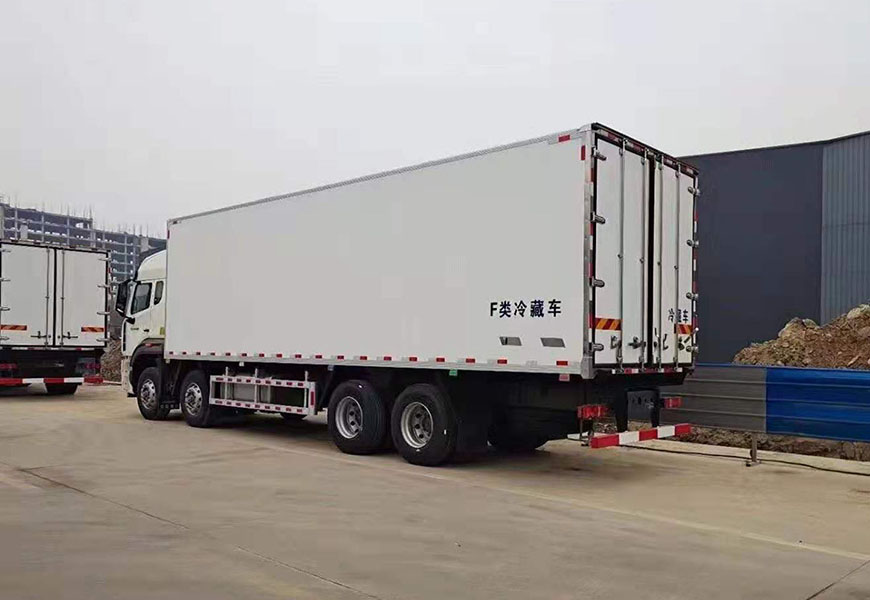重汽豪瀚前四后八冷藏車(chē)