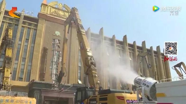 程力抑塵車助力雄安綠色環(huán)保第一拆大顯身手，被央視等電視臺主流媒體重點報道